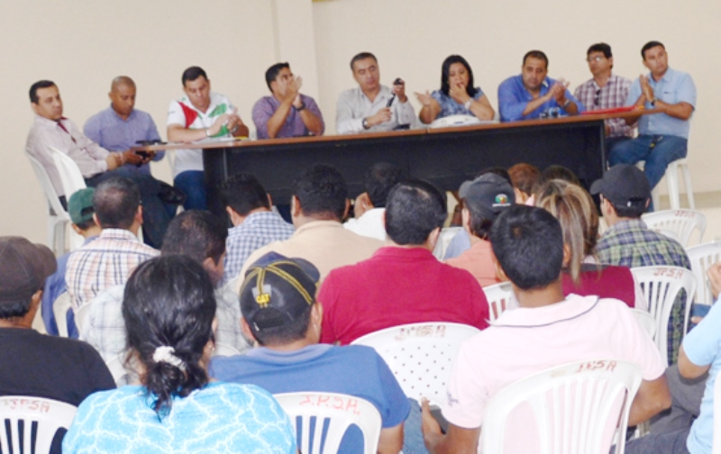 Autoridades ambientales de Manabí y de Chone socializan las normas que regulan el funcionamiento de camaroneras alrededor del humedal La Segua. Manabí, Ecuador.