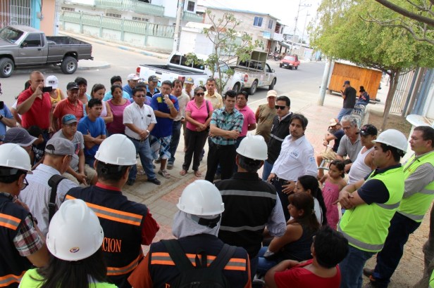 José Espinoza, gerente de la EPAM, socializa la reparación de un tramo de alcantarilla tendido paralelo al cauce derecho del Río Manta. Manabí, Ecuador.