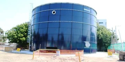 La conexión de este gran tanque a la red de distribución de agua potable de Manta obliga a la suspensión temporal del servicio. Manabí, Ecuador.