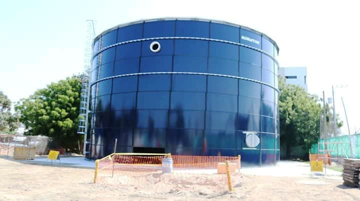 La conexión de este gran tanque a la red de distribución de agua potable de Manta obliga a la suspensión temporal del servicio. Manabí, Ecuador.