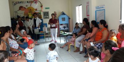 Paramédicos instruyen al público para prevenir enfermarse con gripe o para tratarla. Manabí, Ecuador.