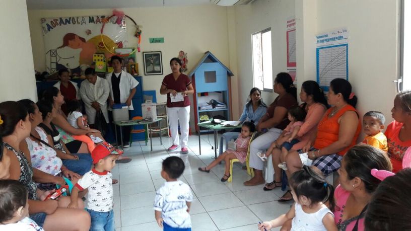 Paramédicos instruyen al público para prevenir enfermarse con gripe o para tratarla. Manabí, Ecuador.