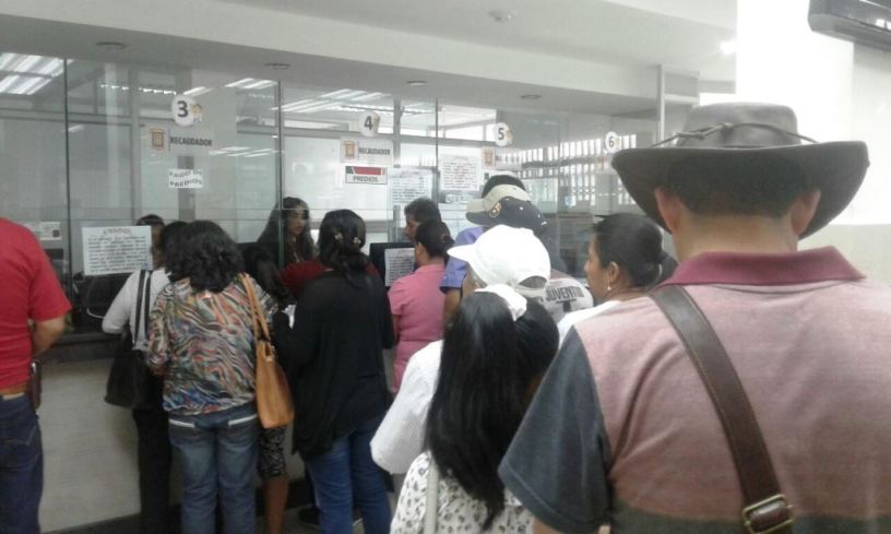 Contribuyentes del Municipio de Montecristi hacen fila en las ventanillas de recaudación de impuestos prediales. Manabí, Ecuador.