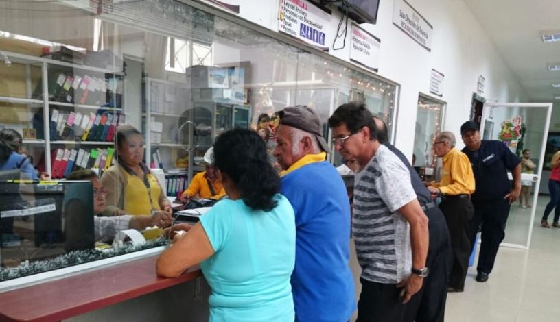 Contribuyentes municipales de Chone, pagando el impuesto predial de 2018. Manabí, Ecuador.