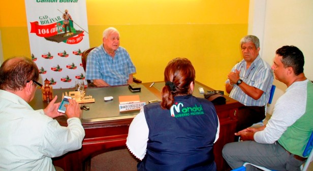El alcalde Ramón González Álava, junto a técnicos municipales y otros del Gobierno provincial de Manabí, evalúan los daños dejados por las últimas lluvias en el territorio cantonal. Manabí, Ecuador.