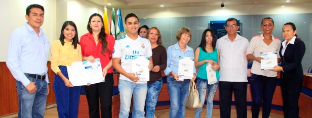 Consejeros barriales de Manta muestran sus credenciales en el Palacio Municipal. Manabí, Ecuador.