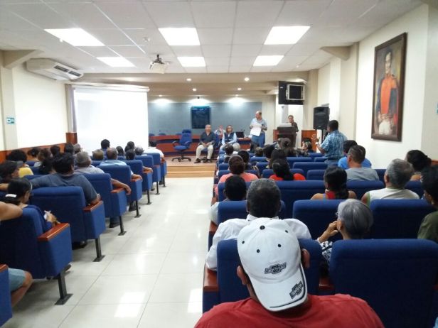 Antiguos moradores del Callejón María Auxiliadora de Tarqui, Manta, damnificados por el terremoto de 2016. Reunidos en el Palacio Municipal para conocer una propuesta de reconstruirles sus casas. Manabí, Ecuador.