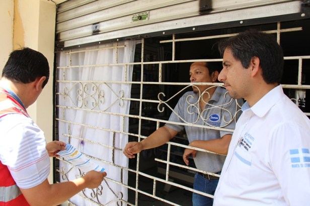 Demostración in situ del proceso de lectura de consumo de agua, trámite telemático de facturación y entrega de la factura al usuario. Observa el gerente general de la Empresa Pública Aguas de Manta, EPAM. Manabí, Ecuador.