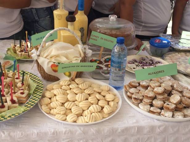 Espolvorones, alfajores, cakes y otros bocadillos dulces, productos de las mujeres participantes en cursos de oficios facilitados por la Administración municipal de Montecristi. Manabí, Ecuador.