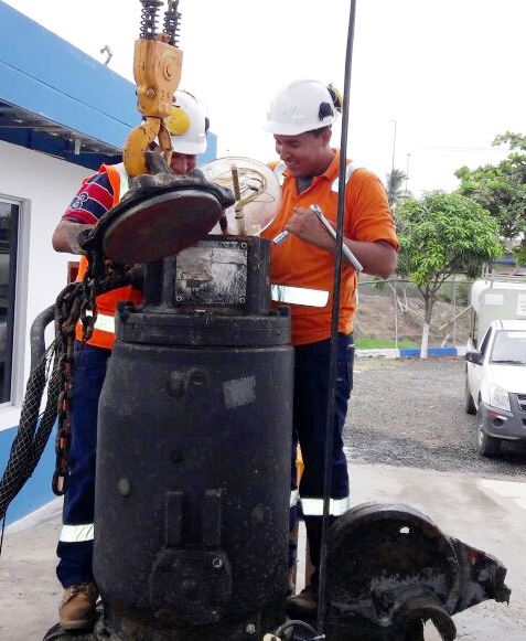 Dos técnicos dan mantenimiento preventivo a una de las bombas que sirven a una potabilizadora de agua para Manta. Manabí, Ecuador.