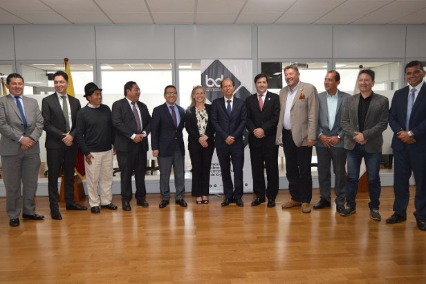 Representantes del Gobierno ecuatoriano y de las municipalidades ecuatorianas, posan junto a representantes de la Unión Europea y de la Agencia Francesa de Desarrollo, durante la suscripción de un convenio de cooperación financiera entre esta y el Banco de Desarrollo del Ecuador. Quito.