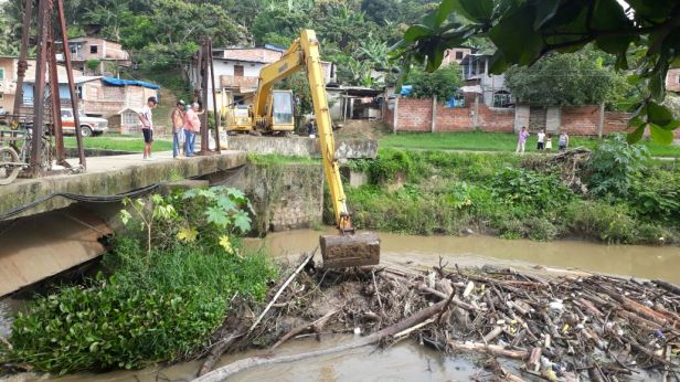 Con una máquina excavadora retiran palizada acumulada en Dos Bocas del Río Chone. Manabí, Ecuador.