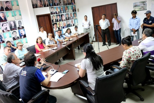 Rueda de prensa, en el salón de sesiones del Palacio Municipal de Chone, para anunciar las características del mercado municipal local cuya construcción inicia pronto. Manabí, Ecuador.