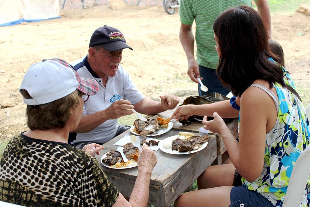 Comensales en una feria del chame en el Cantón Chone. Manabí, Ecuador.
