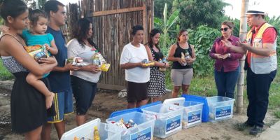 Damnificados por lluvias, en Chone, reciben ayuda gestionada por el Gobierno municipal. Manabí, Ecuador.