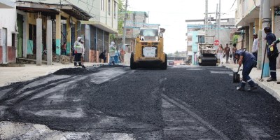 Bacheo en calles del Barrio San José de Manta. Manabí, Ecuador.