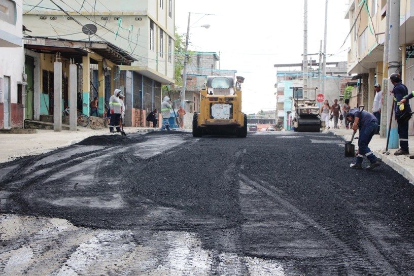 Bacheo en calles del Barrio San José de Manta. Manabí, Ecuador.