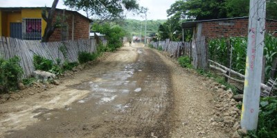 Lastre compactado y nivelado sobre una calle del Paraíso de los Robles, Montecristi. Manabí, Ecuador.