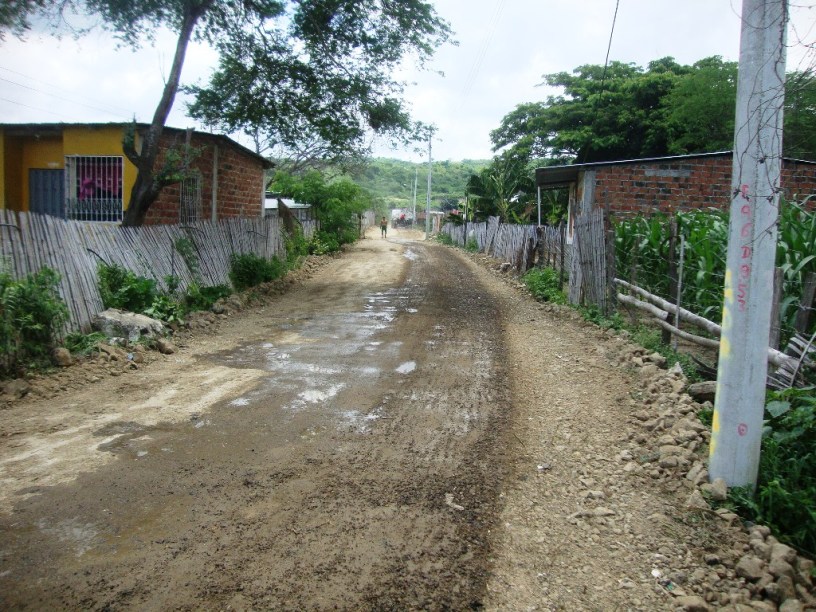 Lastre compactado y nivelado sobre una calle del Paraíso de los Robles, Montecristi. Manabí, Ecuador.