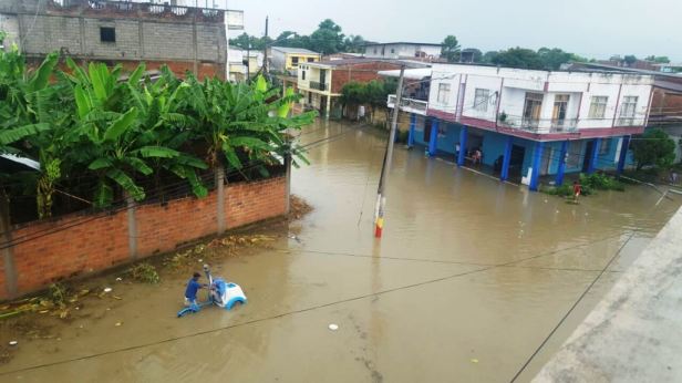 El drenaje de las calles de Chone no funcionó y la lluvia del sábado 17 de marzo de 2018 causó la inundación. Manabí, Ecuador.
