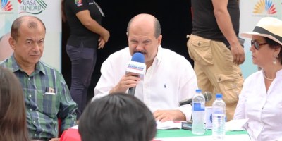 Carlos Bergmann Reyna habla durante un programa radial emitido desde la ciudad de Montecristi. Manabí, Ecuador.
