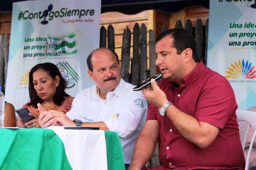 Escena de un programa radial conducido por el asambleísta manabita Carlos Bergmann Reyna. Manabí, Ecuador.