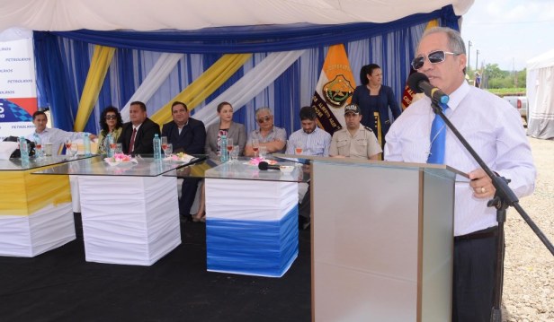 Mesa de honor en la ceremonia que sentó la primera piedra de una estación de servicios perteneciente a la Cooperativa de Transporte Interprovincial de Pasajeros Carlos Alberto Aray. Manabí, Ecuador.