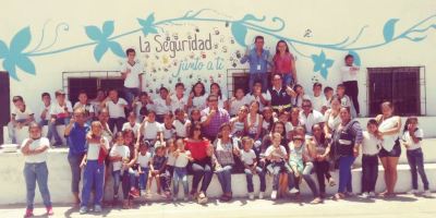 Niños del Barrio La Florita de Manta posan al culminar un curso de seguridad organizado por la Administración municipal. Manabí, Ecuador.