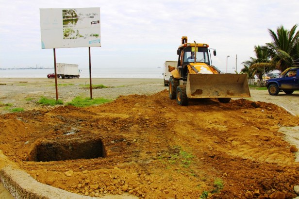 Retiro de un montón de lastre vaciado sobre un colector de aguas lluvias que estaba destapado en Playita Mía de Tarqui, Manta. Manabí, Ecuador.