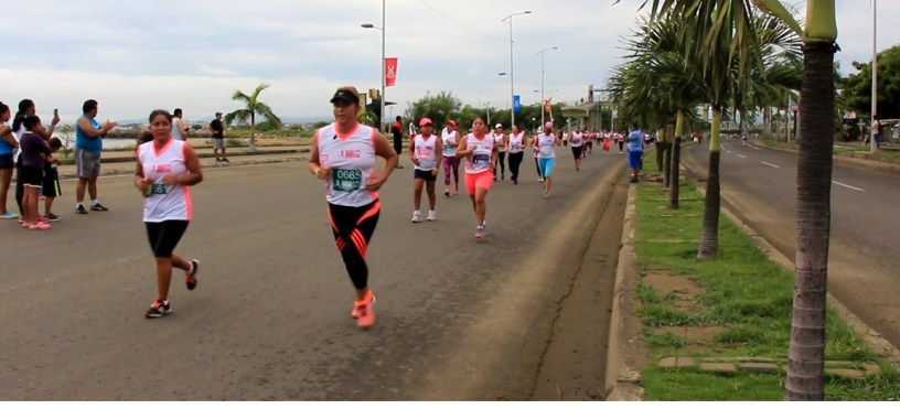 Mujeres corredoras participan en la carrera inclusiva "Diosa Umiña" de 2017, en Manta. Manabí, Ecuador.