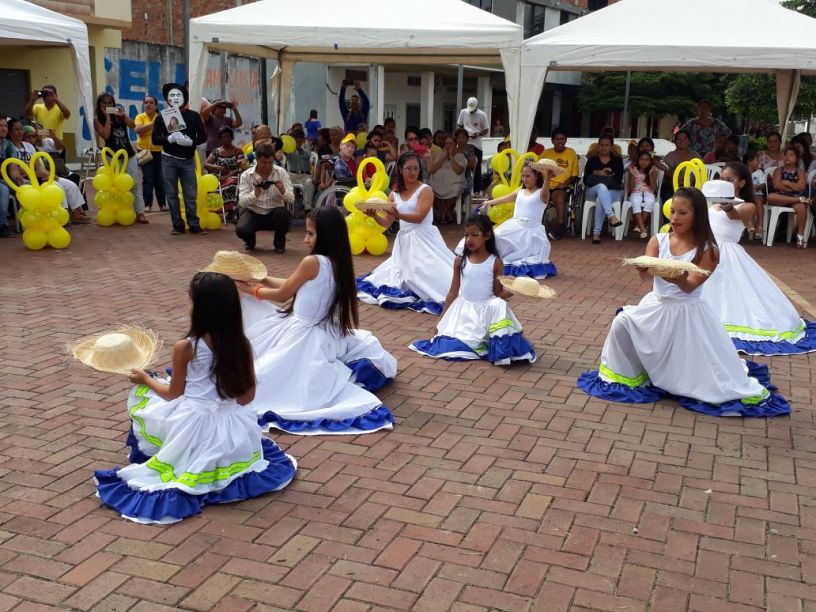 Niñas en una coreografía danzística por el Día Internacional del Síndrome de Down, en Chone. Manabí, Ecuador.