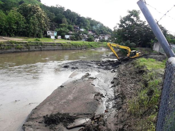 Sedimentación acumulada en el punto del Río Chone donde la planta potabilizadora toma el agua. Manabí, Ecuador.