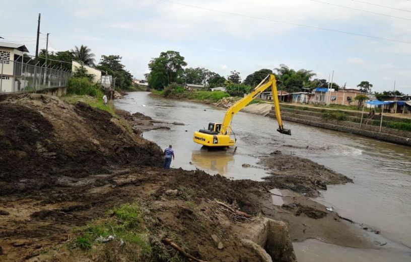 Una pala mecánica saca sedimentos acumulados en la toma de agua de la planta potabilizadora de Chone. Manabí, Ecuador.