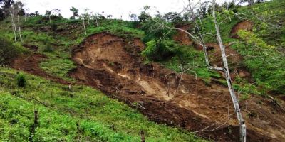 Deslaves en sitio El Tillo, Parroquia Ricaurte de Chone. Manabí, Ecuador.