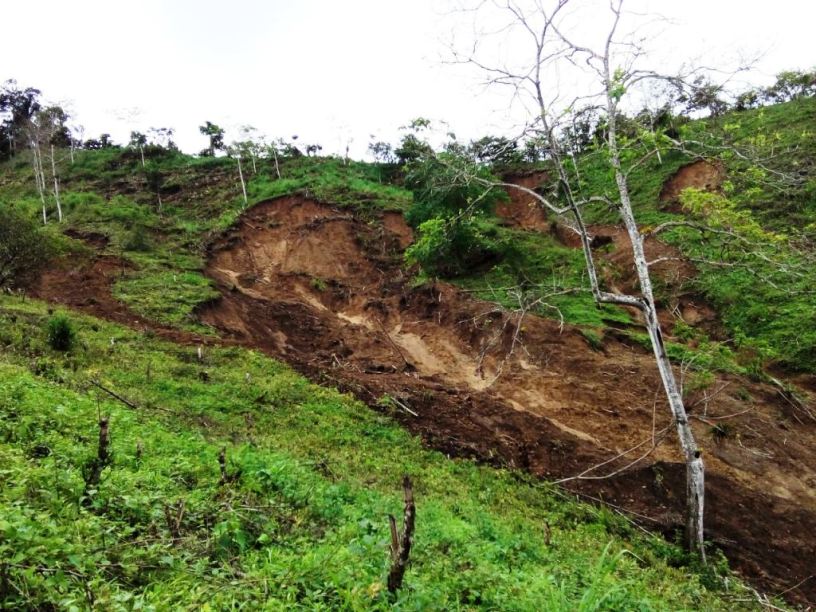 Deslaves en sitio El Tillo, Parroquia Ricaurte de Chone. Manabí, Ecuador.