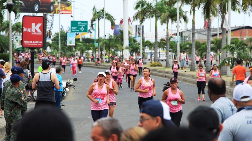 Mujeres de Manta corren por la avenida sobre el malecón de Manta, en la prueba denominada Diosa Umiña 5K, tercera edición. Manabí, Ecuador.