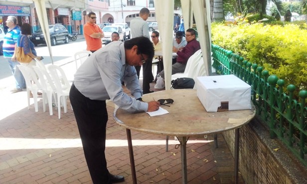 Un elector sufraga para escoger los nuevos directivos del Club de Abogados de Chone. Manabí, Ecuador.