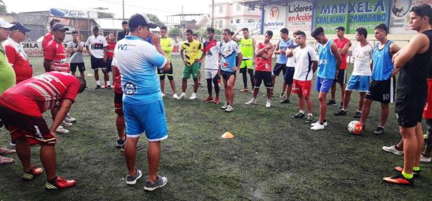 Charla del profesor Néxar Andrade a sus dirigidos del equipo de fútbo,Grecia, de Chone. Manabí, Ecuador.