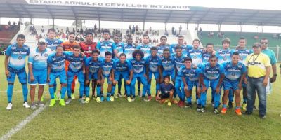 Jugadores del equipo Grecia, de Chone, posan en el Estadio Arnulfo Cevallos Intriago. Manabí, Ecuador.
