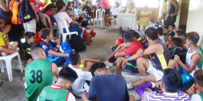 Escuela Municipal de Fútbol Los Bajos, Montecristi, durante visita de la Presidenta del Patronato de Amparo Social del cantón. Manabí, Ecuador.
