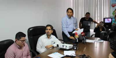 Funcionarios de la alianza empresarial Epam-Veolia informan a los periodistas en Manta. Manabí, Ecuador.