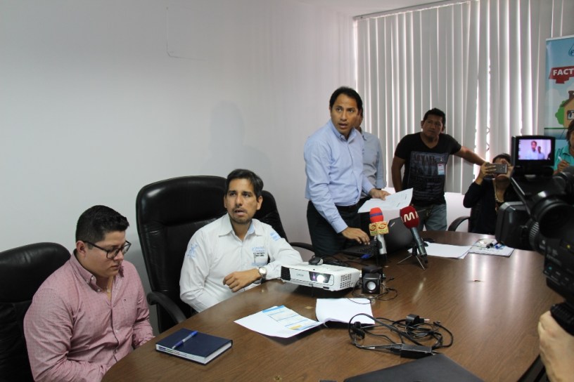 Funcionarios de la alianza empresarial Epam-Veolia informan a los periodistas en Manta. Manabí, Ecuador.