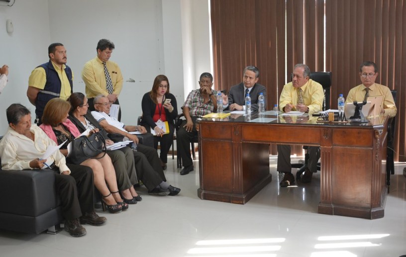 Ceremonia de suscripción del sexto contrato colectivo de trabajo entre el GAD municipal de Chone y sus trabajadores. Manabí, Ecuador.
