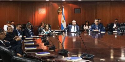 Gustavo Jalkh (der.), presidente del Consejo de la Judicatura de Ecuador, expone en la Magistratura de Argentina, en Buenos Aires.