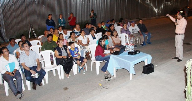 Juvenal Zambrano, director municipal de Planificación Urbana de Manta, detalla el proyecto de museo naval a construirse en Tarqui. Manabí, Ecuador.