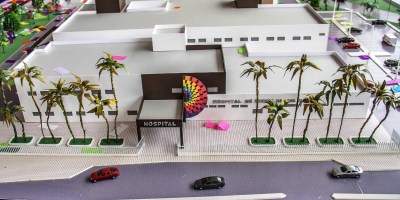 Maqueta muestra área de ingreso al nuevo hospital de Chone, en proceso de construcción. Manabí, Ecuador.