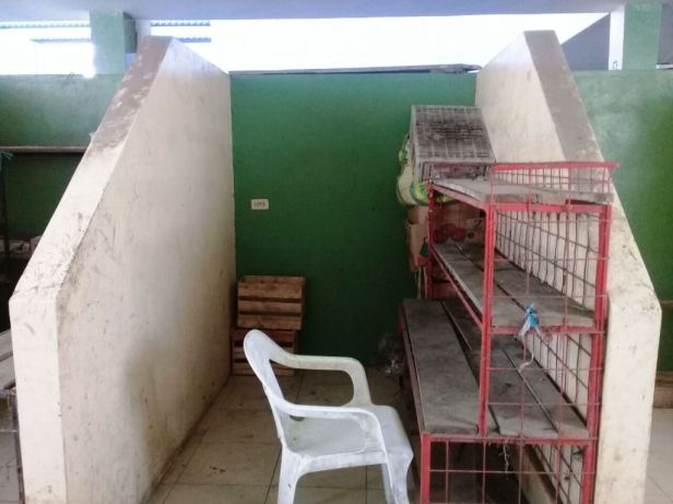 Módulo tipo para venta de legumbres y frutas en el piso alto del Mercado Central Municipal de Montecristi. Manabí, Ecuador.