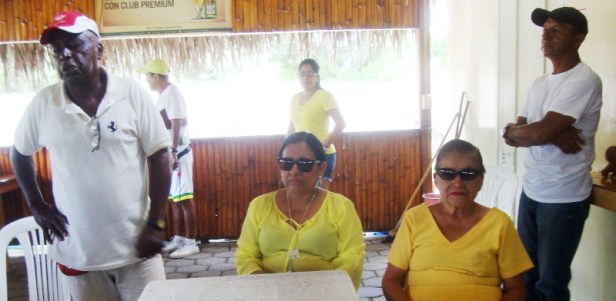 Mercy Santos, presidenta del Patronato municipal de Montecristi, dirigiendo una reunión con la Escuela de Fútbol Los Bajos. Manabí, Ecuador.