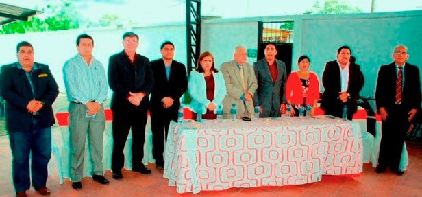 Ramón González Álava, alcalde del Cantón Bolívar, posa con los invitados especiales a su rendición de cuentas 2017. Manabí, Ecuador.