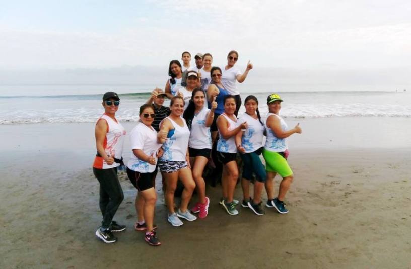 Grupo de mujeres posa en la playa de El Murciélago, Manta, después de hacer cardio power. Manabí, Ecuador.